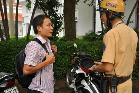 Ngày đầu xử phạt mũ bảo hiểm “rởm”: Nhắc nhở và tuyên truyền 